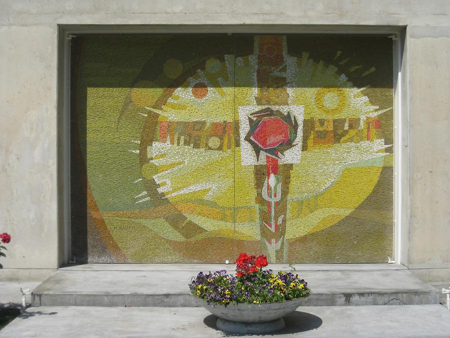 Eingangstor mit 'Mosaik Das Kreuz, der Baum des Lebens'