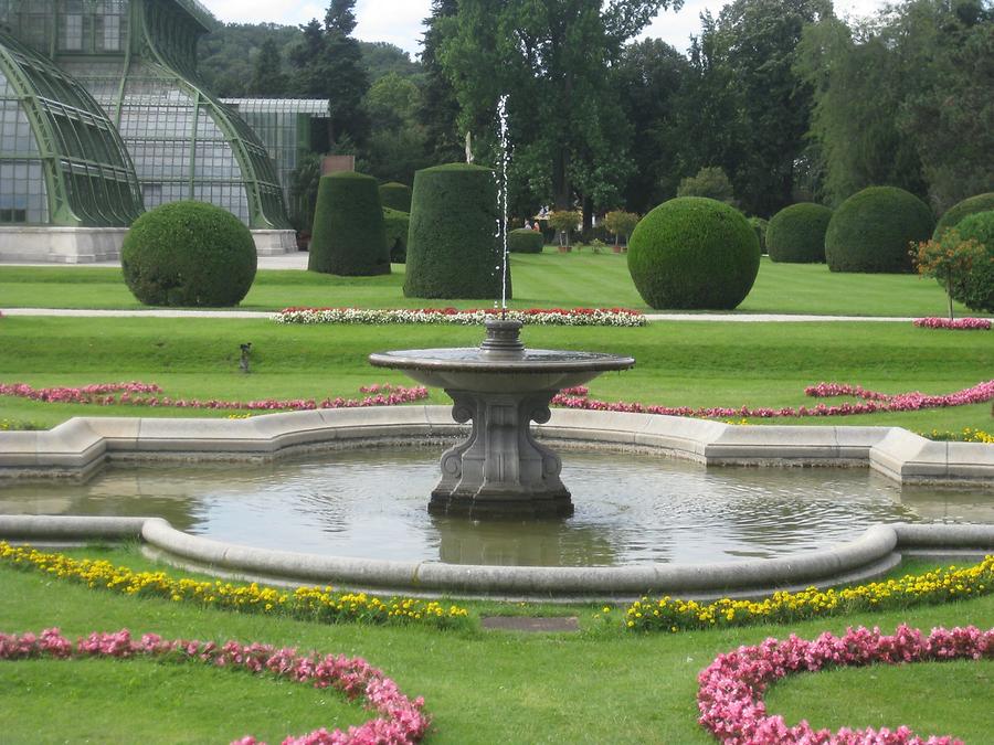 Zierbrunnen (rechts) im Palmenhaus-Parterre