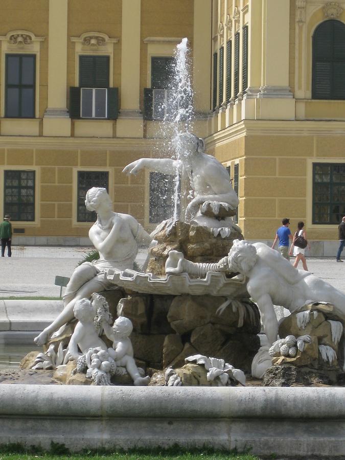 Ehrenhofbrunnen (rechts)