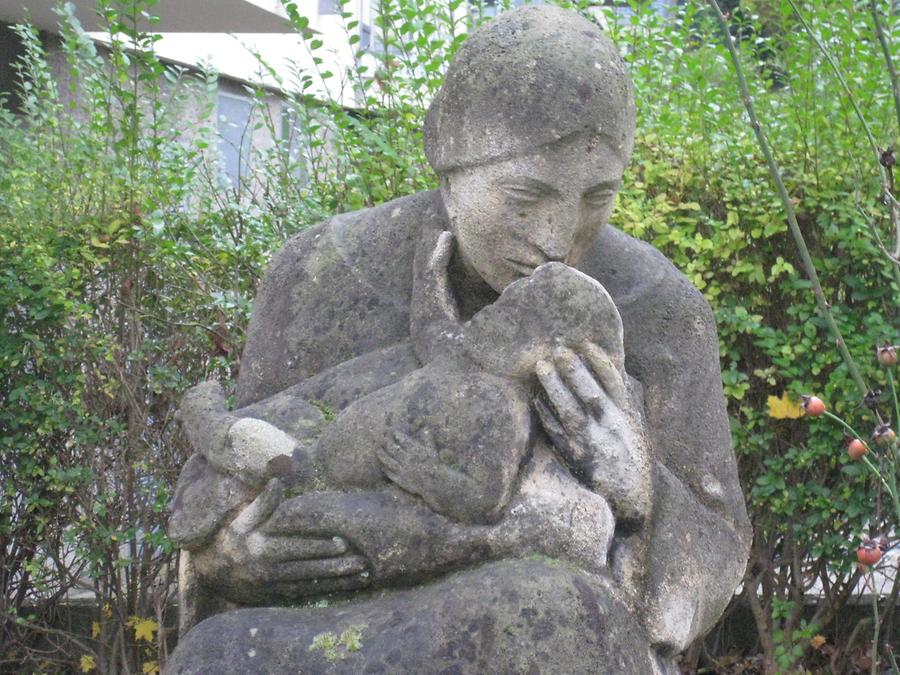 Steinplastik 'Mutter mit Kind' von Adolf Wagner von der Mühl 1959