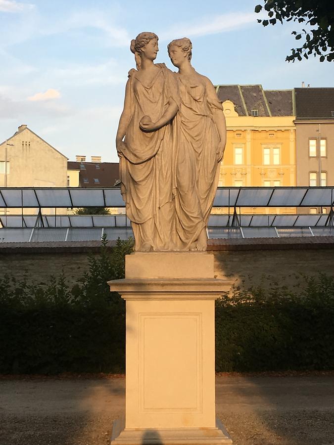'Hesperia und Arethusa' Statue