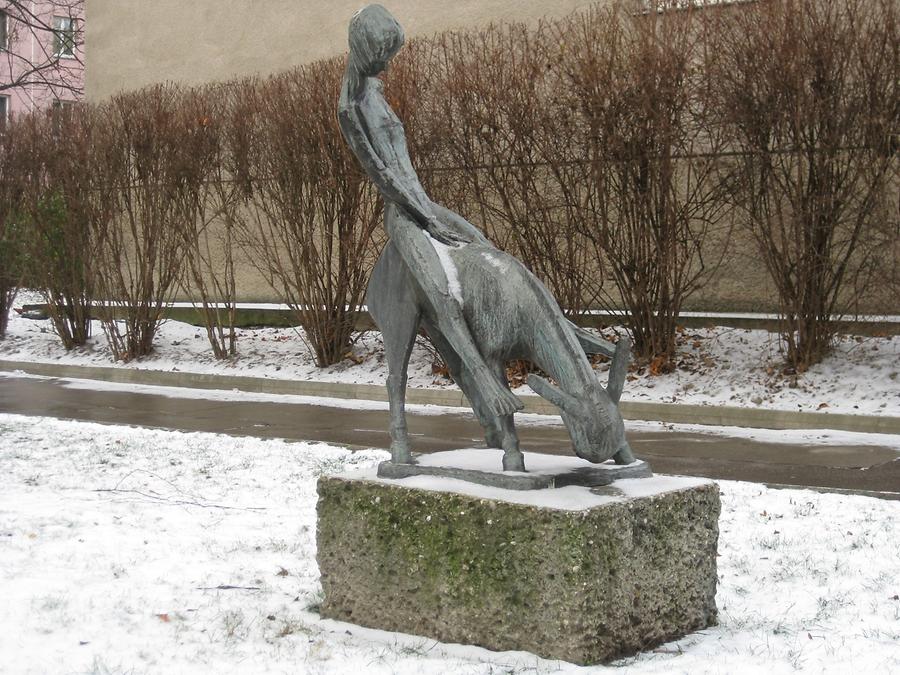 Bronzeplastik 'Bockender Esel mit Reiter' von Elisabeth Turolt 1966