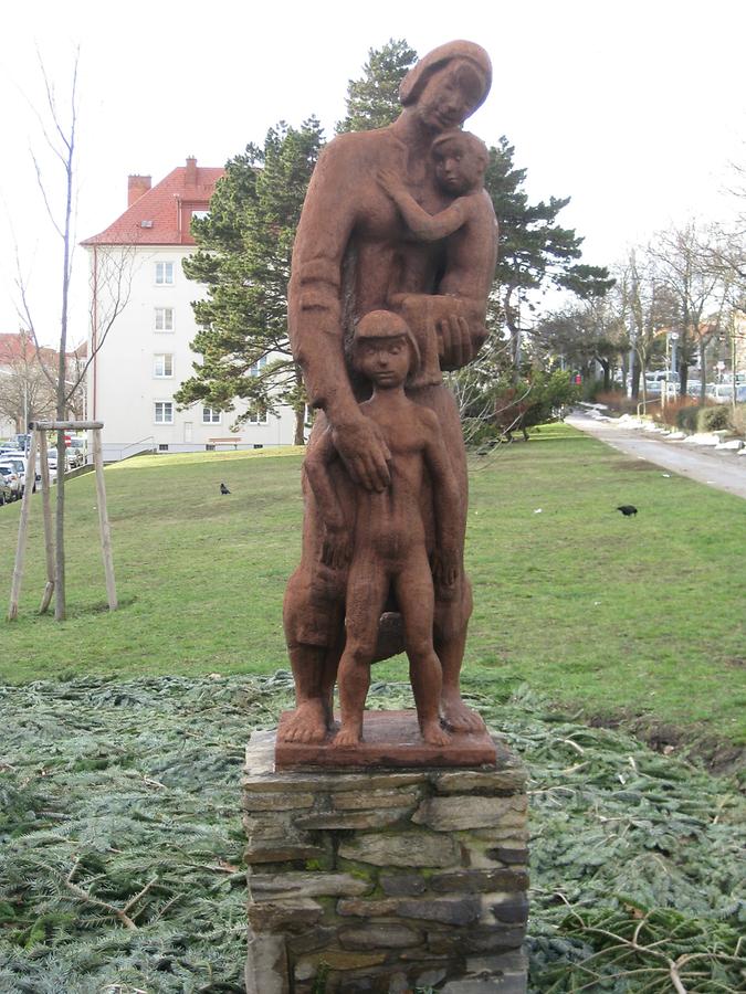 Plastik 'Mutter mit Kindern' von Siegfried Charoux 1959