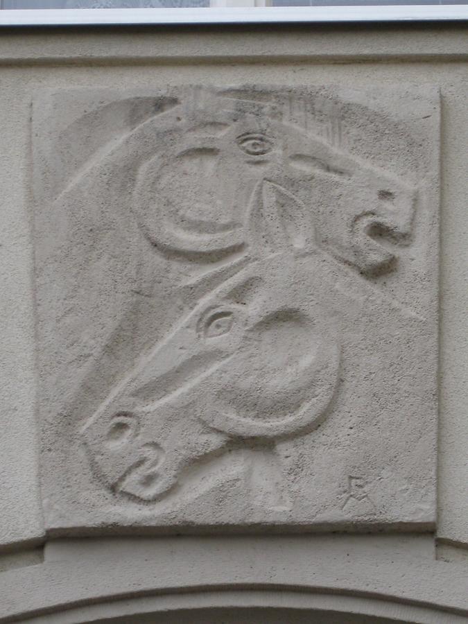 'Zwei Pferdeköpfe' Relieftorbogenschlußstein von Robert Mussi 1954