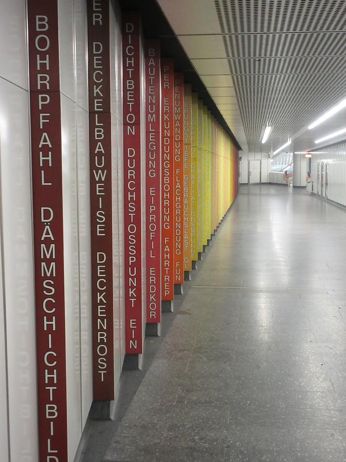 Installation 'U-Bahn-Bau Alphabet' von Georg Salner 1998