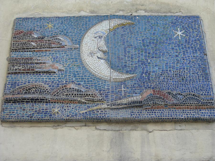 Keramikrelief 'Mond und Sterne' von Konrad Calo 1956