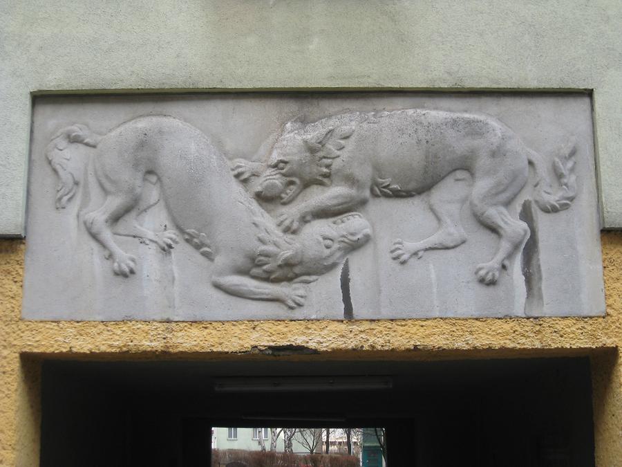 Kunststeinrelief-Supraporte 'Kämpfende Wölfe' von Paul Peschke 1956