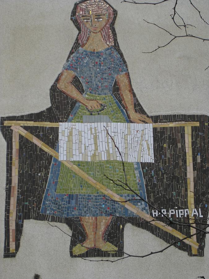 Mosaikwandbild 'Frauenberufe' von Hans R. Pippal 1957