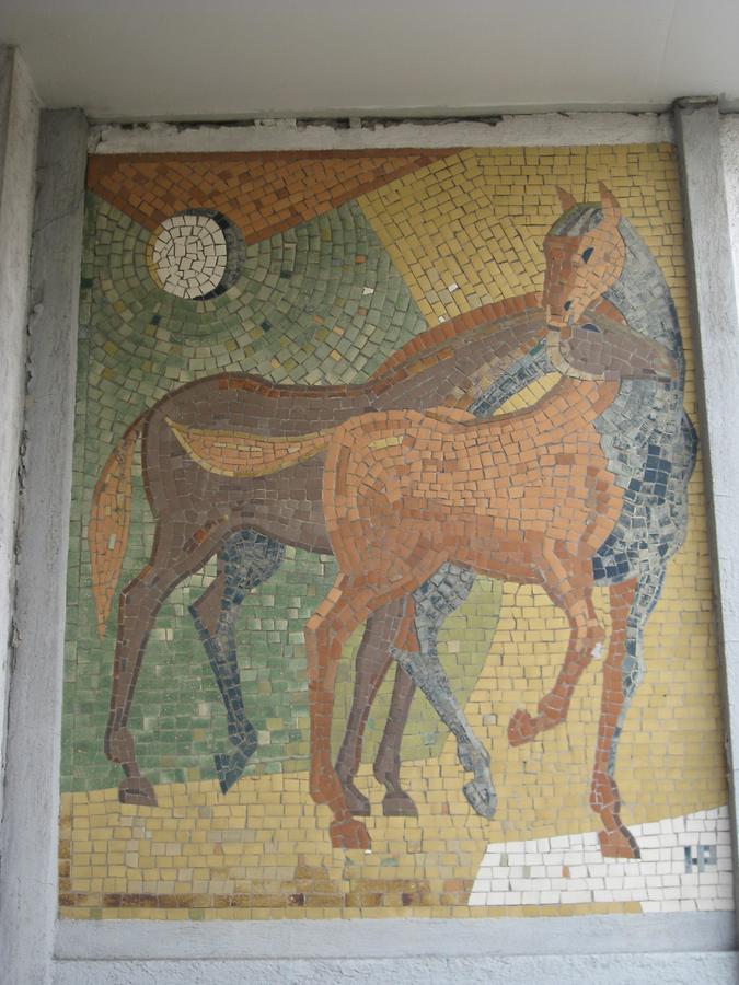 Mosaikwandbild 'Zwei Pferde' von Heribert Potuznik 1961