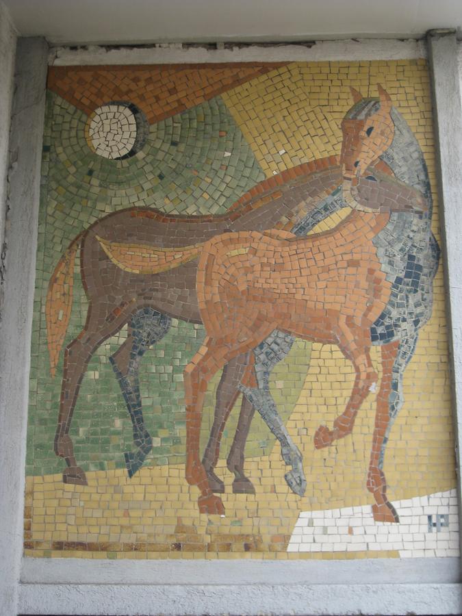 Mosaikwandbild 'Zwei Pferde' von Heribert Potuznik 1961