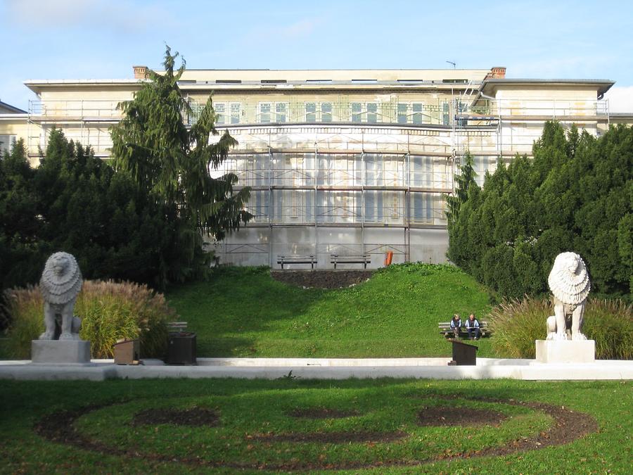 Löwen, die Wasserbecken flankieren