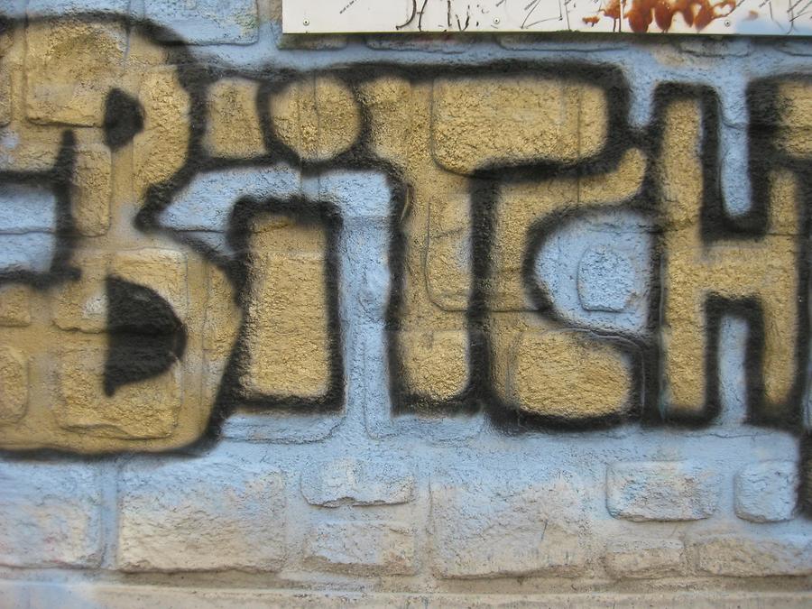 Graffito 'Bitch'