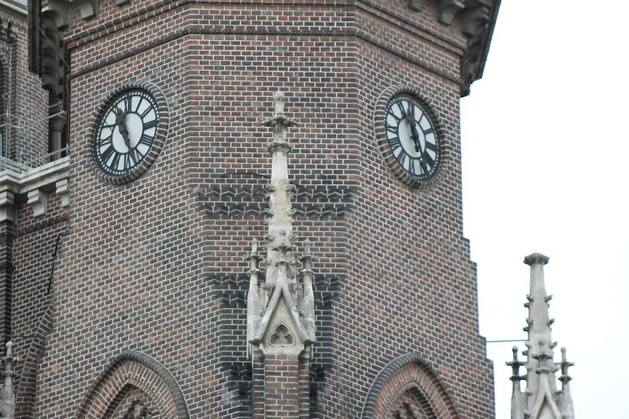 Kirchenuhr (rechts)