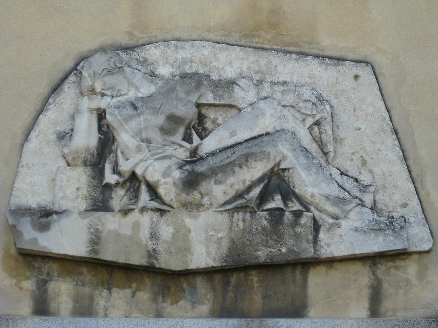 Natursteinrelief 'Ruhende' von Marijan Marijevic 1956