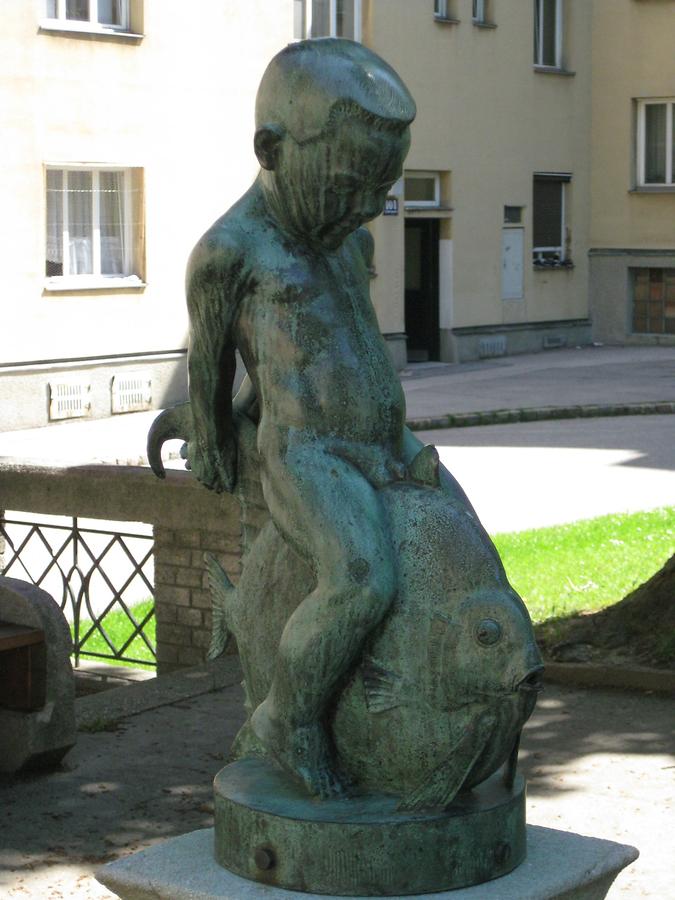 Plastik 'Putto auf Fisch' von Adam Pohl 1924