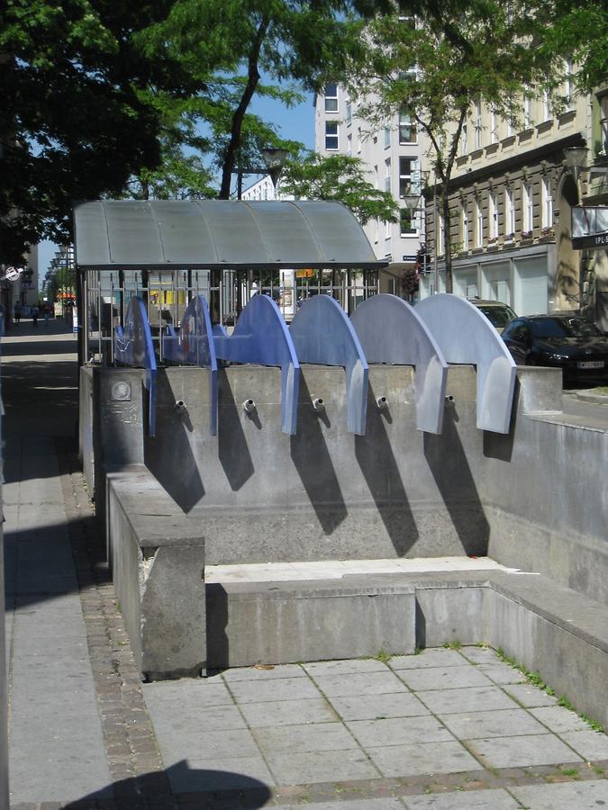 Brunnen mit Metallelementen 'Wasserlichtbogen' von Rudolf Guttmann und Rupert Falkner 1996