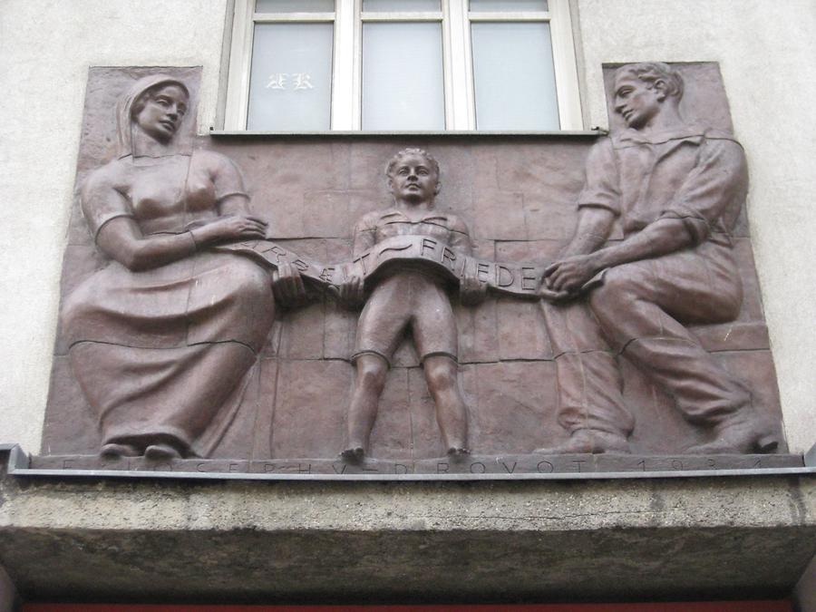 Keramikrelief 'Arbeit -Friede' 1932