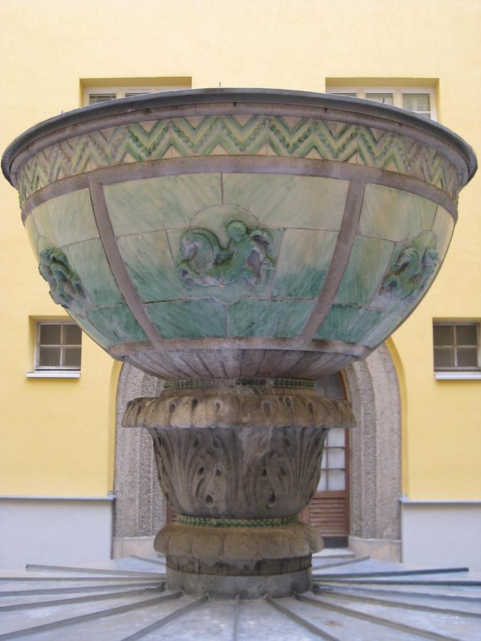 Keramischer Zierbrunnen von Robert Obsieger 1927 (in der Mitte) in Renovierung