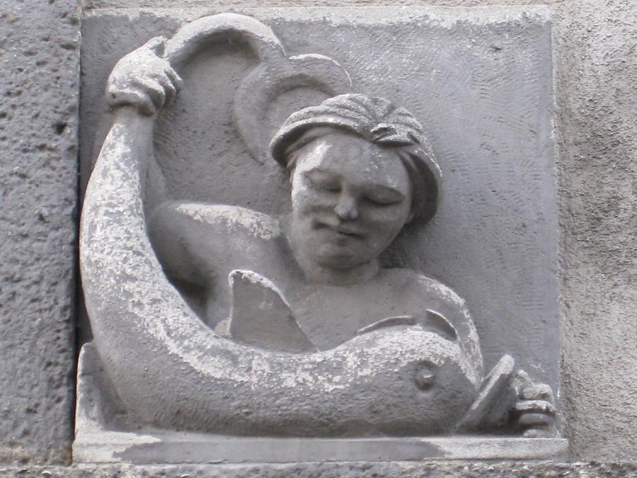 Natursteinrelief 'Kinder und Delphine' von Christa Vogelmayer 1950