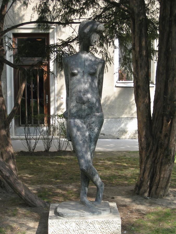 Bronzeskulptur 'Stehendes Mädchen' von Hans Knesl 1957