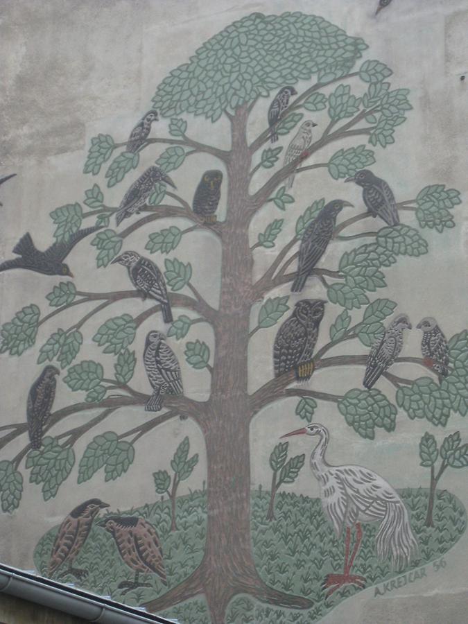 Sgraffitowandbild 'Baum und Vögel' von Anton Krejcar 1955