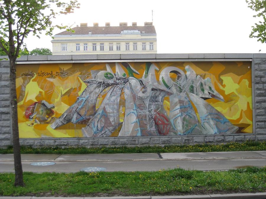 Graffiti am Mauerwerk des U3-Dammes