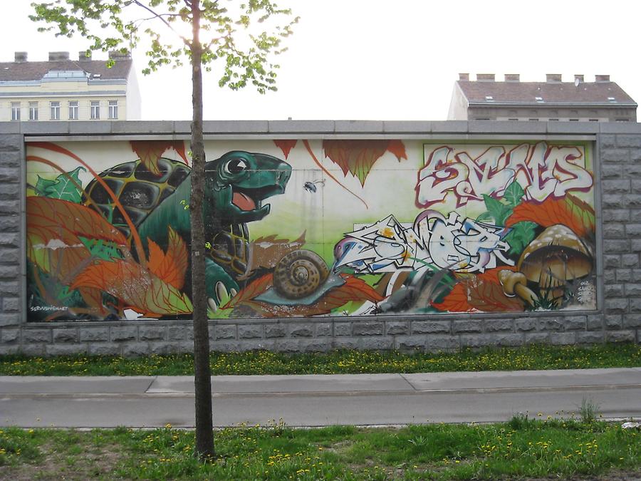Graffiti am Mauerwerk des U3-Dammes