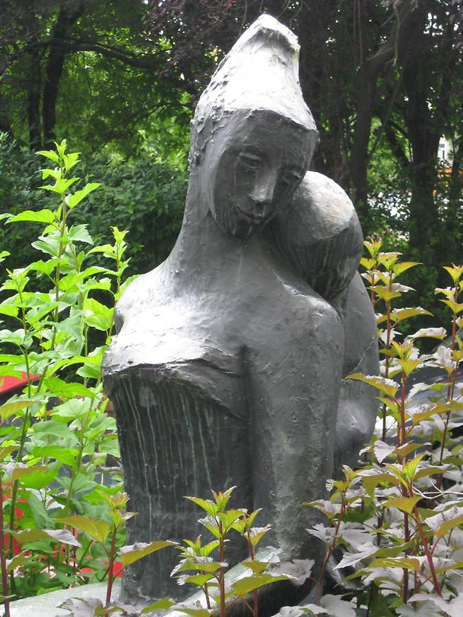 Bronzeplastik 'Mutter und Kind' von Gertrude Diener 1962