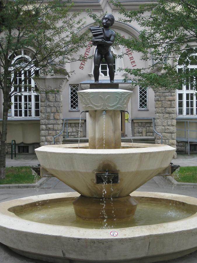 Brunnen mit Bücher tragendem Putto von Florian Josephu-Drouot 1928