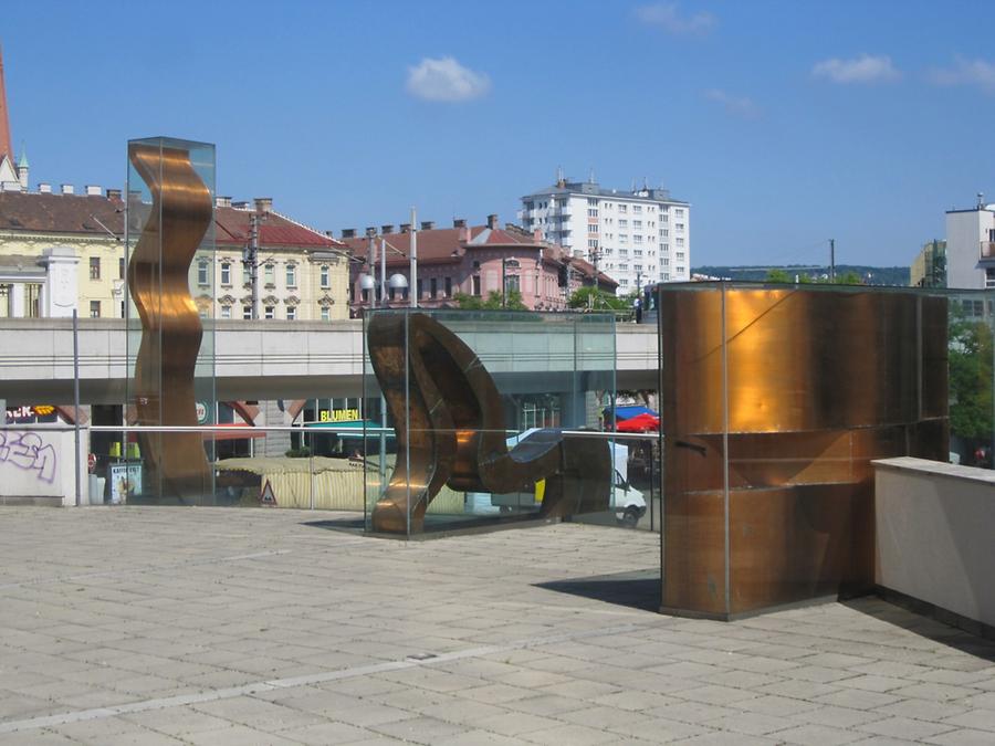 Skulpturentrio 'Energie, die aus dem Inneren kommt' von Manfred Wakolbinger 1998