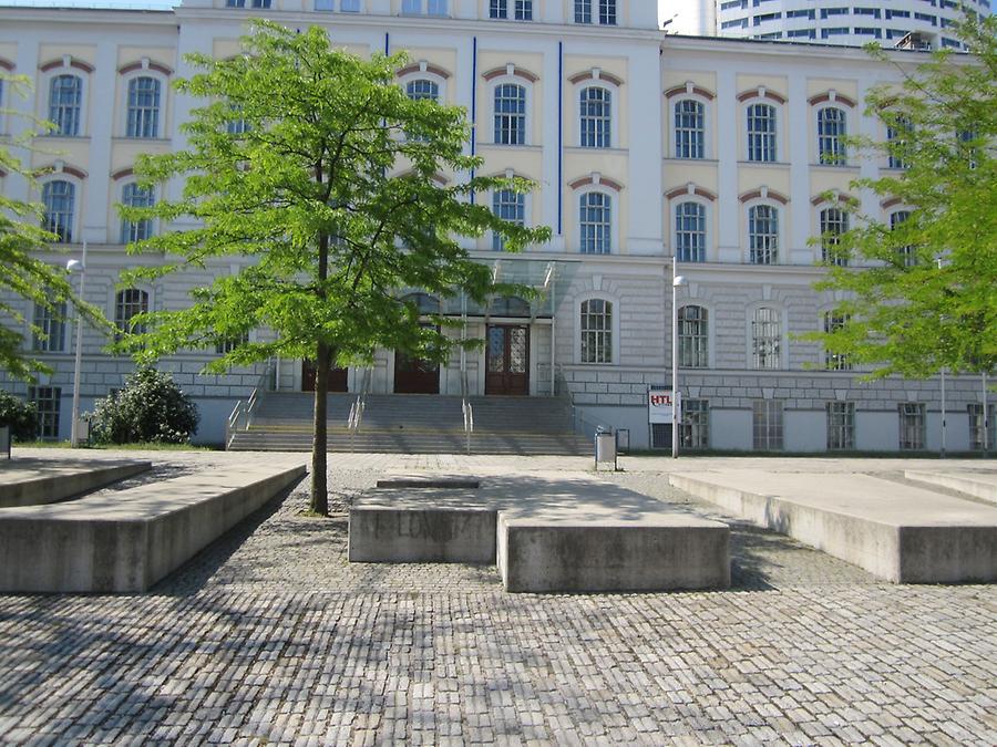 Textskulptur 'Jetzt' von Leo Zogmayer 1998