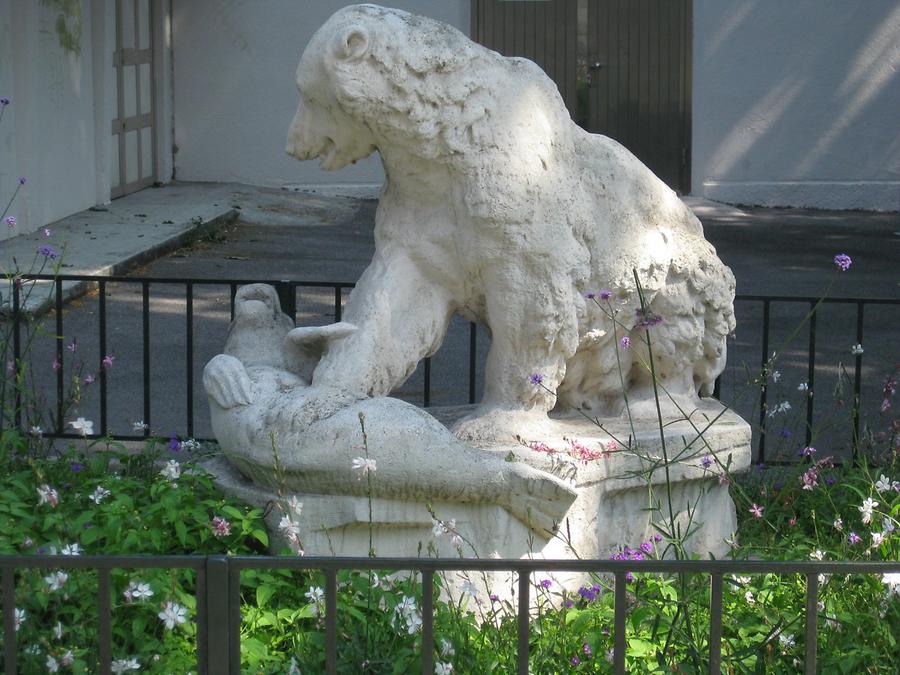 Steinskulptur 'Eisbär und Seehund' von Otto Jarl 1902