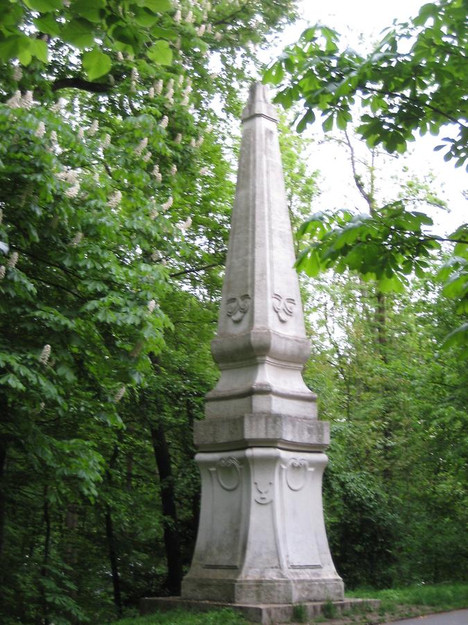südlicher Obelisk am Alleeanfang