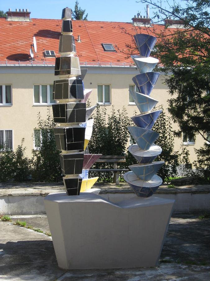 Brunnen mit 3 Keramiksäulen 'Abstrakte Darstellung' von Wander Bertoni 1953