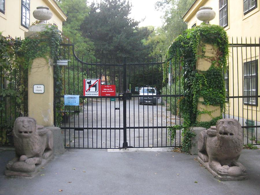 Eingangstor mit Torlöwen
