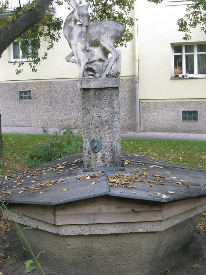 Zierbrunnen 'Rehkitz mit Mutter' von Rudolf Schmidt 1931