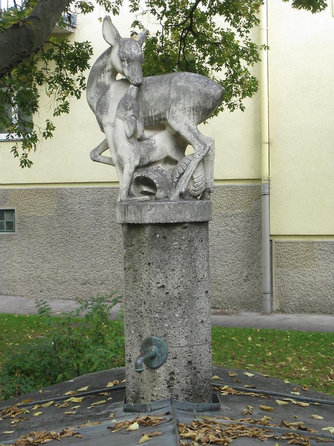 Zierbrunnen 'Rehkitz mit Mutter' von Rudolf Schmidt 1931