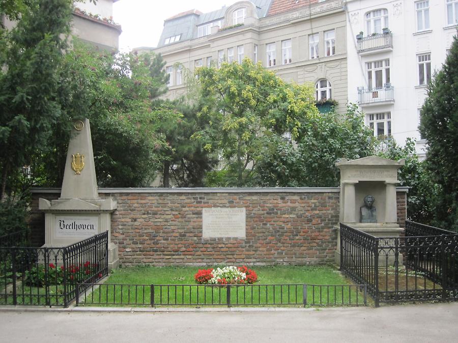 aufgelassenen Ruhestätten von Ludwig van Beethoven und Franz Schubert im Währinger Ortsfriedhof