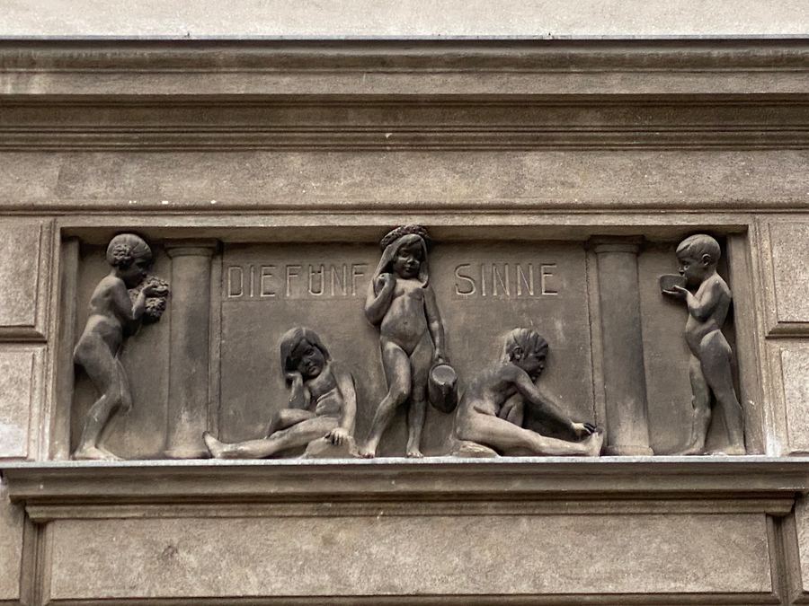 Relief 'Die fünf Sinne'