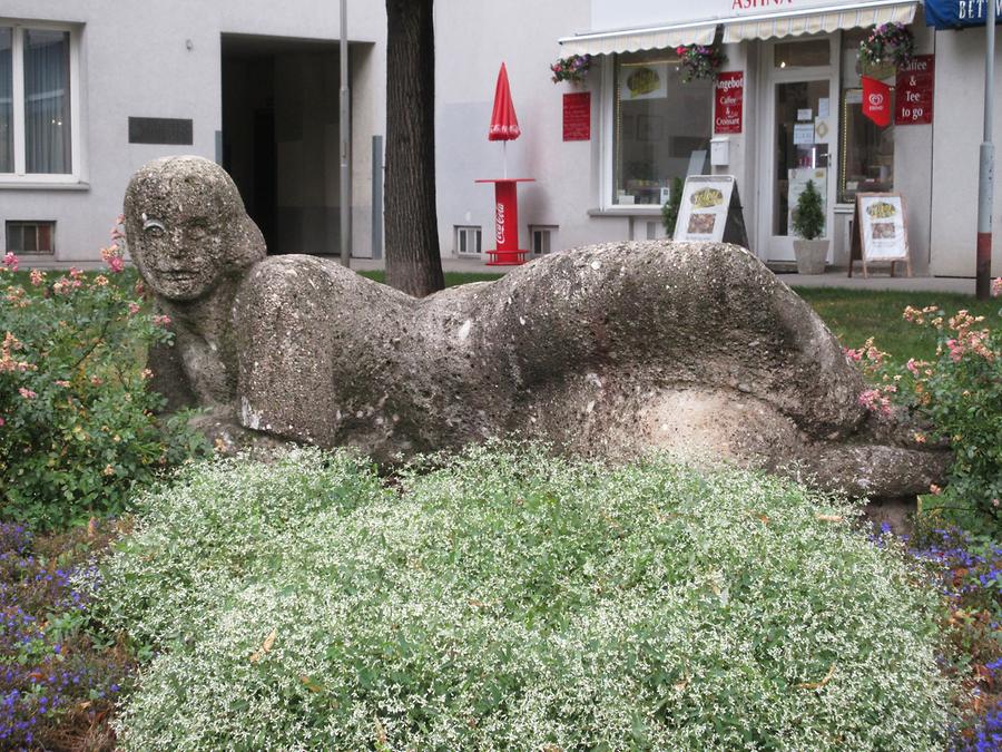 Steinskulptur 'Ruhende Frau' von Alfons Riedel 1958