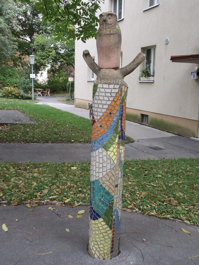 5 mosaikverkleidete Kunststeinsäule für 'Vater, Vater, leih' mir d'Scher' von Inge Pompe 1969