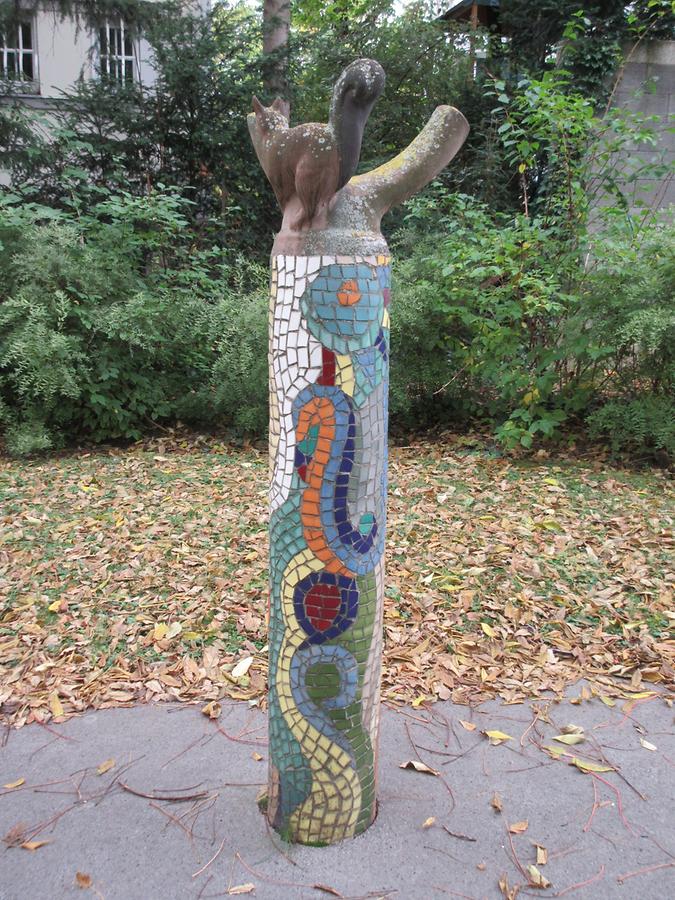 5 mosaikverkleidete Kunststeinsäule für 'Vater, Vater, leih' mir d'Scher' von Inge Pompe 1969