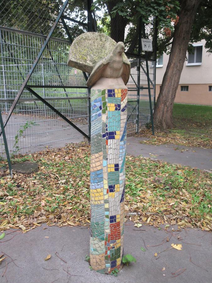 5 mosaikverkleidete Kunststeinsäule für 'Vater, Vater, leih' mir d'Scher' von Inge Pompe 1969