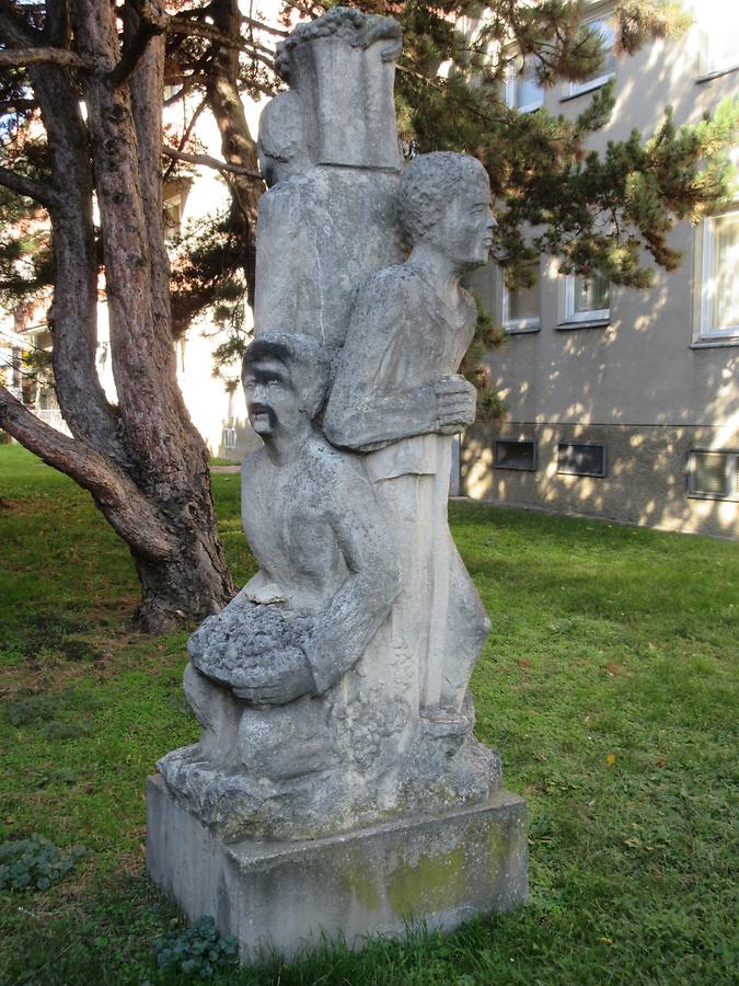 Sandsteinplastik 'Weinbergarbeiter' von Alexander B. Zarowsky 1967