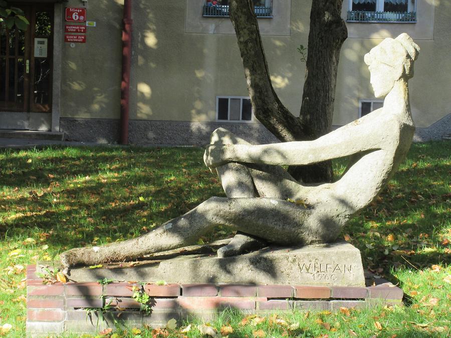 Kunststeinplastik 'Sitzendes Mädchen' von Hubert Wilfan 1960