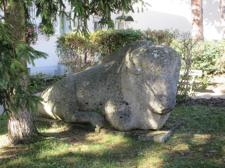 Natursteinplastik 'Liegender Bison' von Hubert Fiala 1963