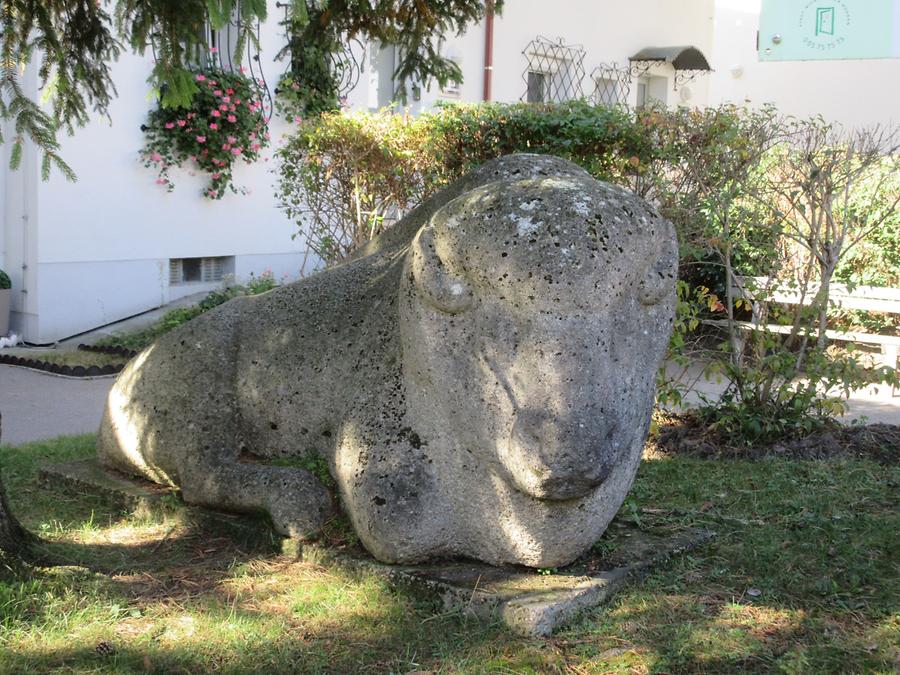 Natursteinplastik 'Liegender Bison' von Hubert Fiala 1963 Natursteinplastik 'Liegender Bison' von Hubert Fiala 1963