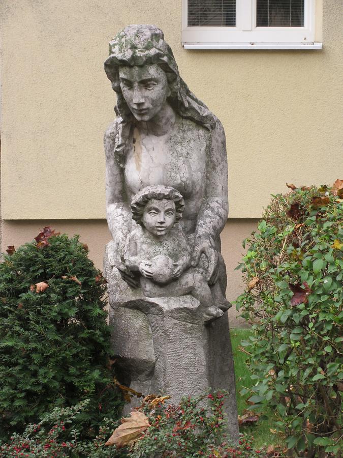 Steinskulptur 'Mutter und Kind'