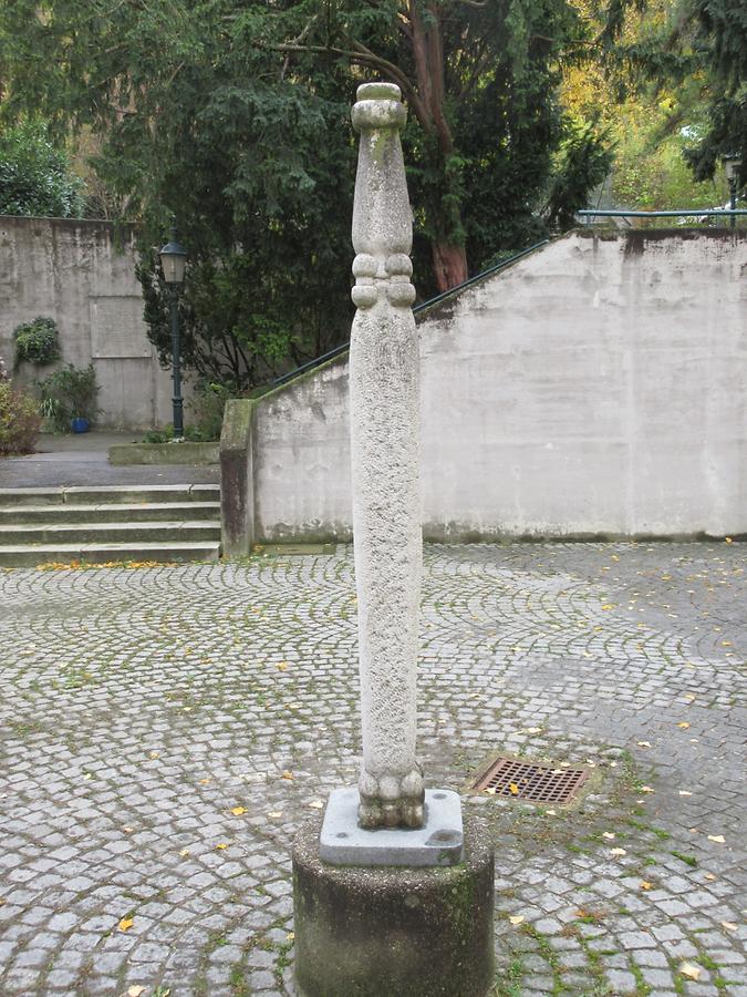 Kunststeinrelief-Pfeiler
