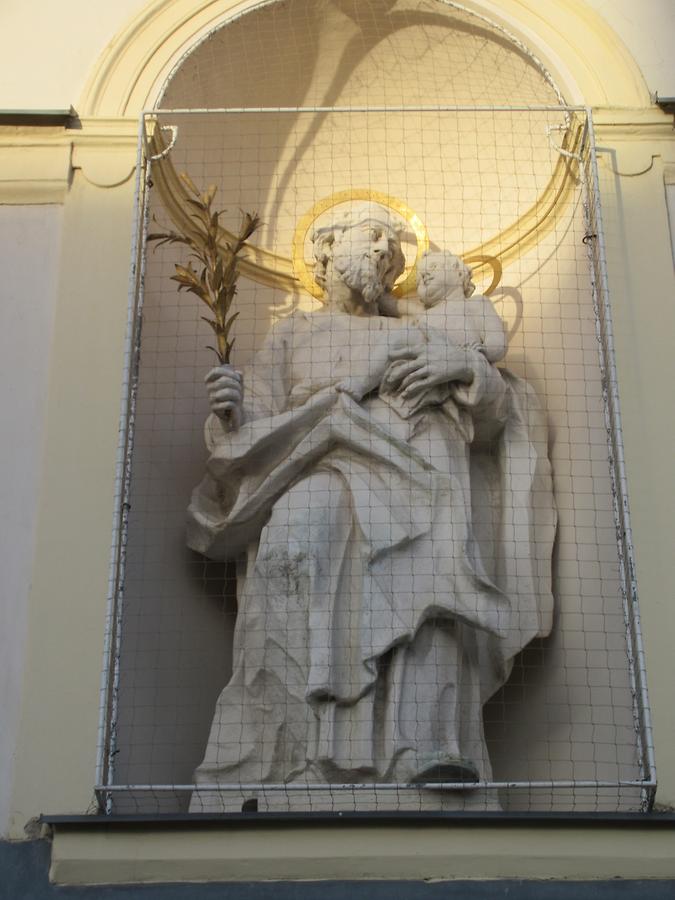Hl. Josef-Statue in Kirchennische